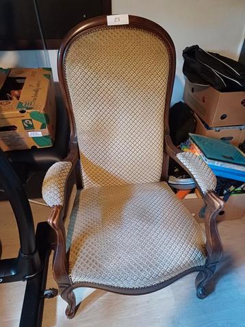 Antieke stoel beschikbaar voor biedingen