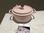 NIEUW: Staub La Cocotte 22 cm 2,5 liter Sorbet Roze, Huis en Inrichting, Keuken | Potten en Pannen, Gietijzer, Nieuw, Ophalen of Verzenden