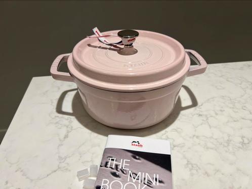 NIEUW: Staub La Cocotte 22 cm 2,5 liter Sorbet Roze, Huis en Inrichting, Keuken | Potten en Pannen, Nieuw, Koekenpan of Braadpan