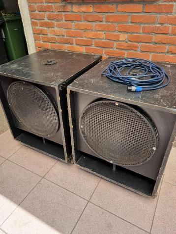 Twee subwoofers/baskasten beschikbaar voor biedingen