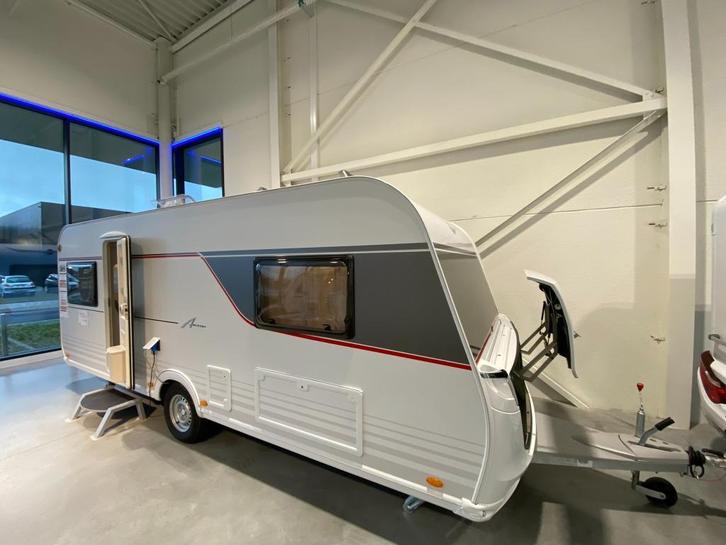 Burstner Averso 535 TL nieuwstaat, Caravans en Kamperen, Caravans, Bedrijf, tot en met 4, 1000 - 1250 kg, Rondzit, Bürstner, 2 aparte bedden