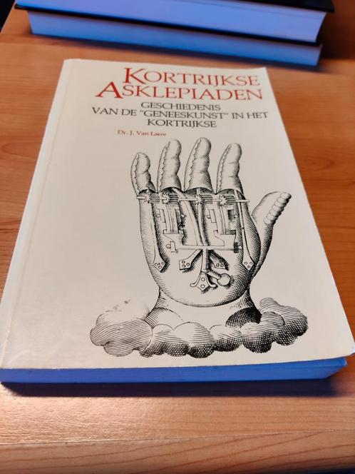 Livre "Kortrijkse Asclepiaden" (Dr J. Van Laere), Livres, Histoire & Politique, Utilisé, 20e siècle ou après, Envoi
