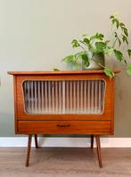Vintage kastje met glazen deurtjes, Huis en Inrichting, Kasten | Vitrinekasten, Gebruikt, Vintage, retro, jaren '60, design, Met deur(en)