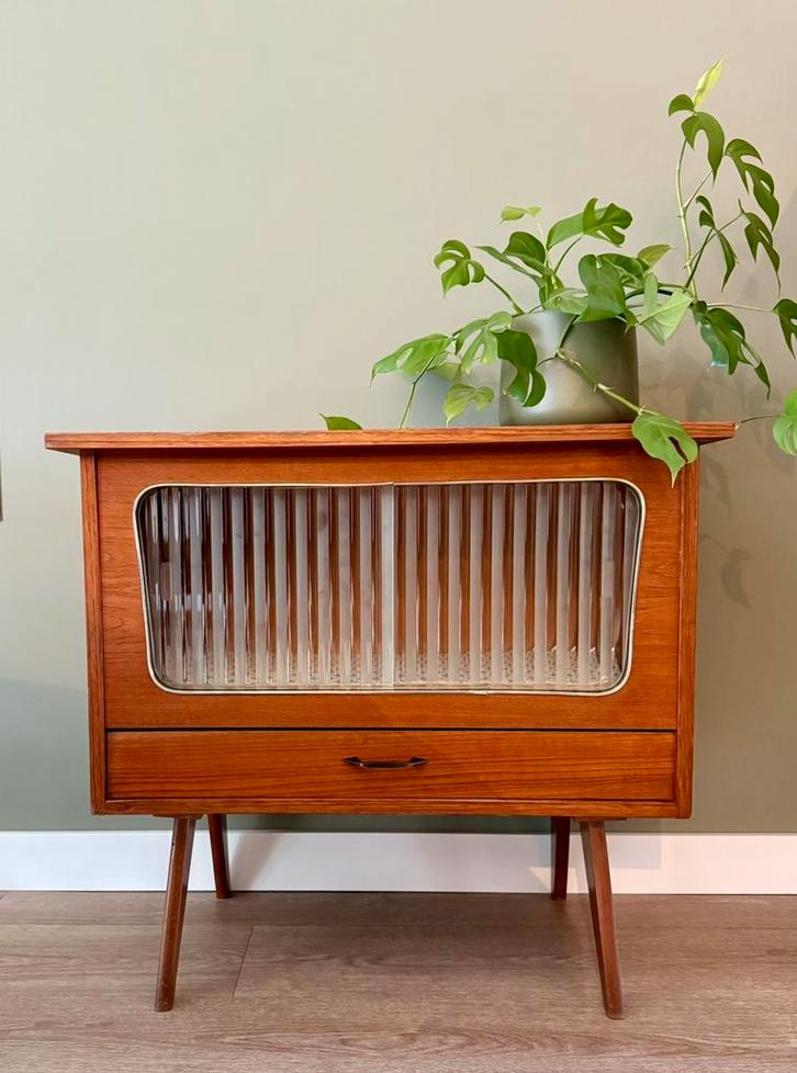 Vintage kastje met glazen deurtjes, Huis en Inrichting, Kasten | Vitrinekasten, Gebruikt, Met lade(s), Met deur(en), Teakhout