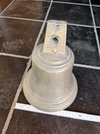 Oude bronzen klok/bel van schooltje of sacristie, Ophalen