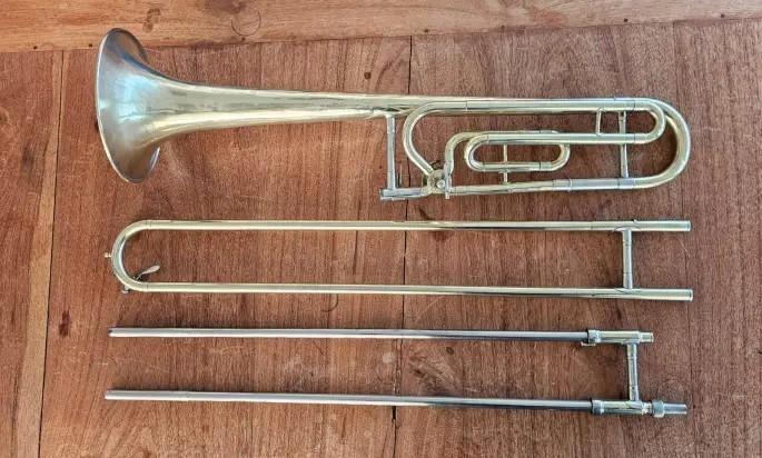 King Cleveland 605 / 3B Bb/F Tenor Trombone, Muziek en Instrumenten, Blaasinstrumenten | Trombones, Gebruikt, Tenor, Met koffer