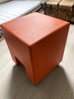Poef op wieltjes, Huis en Inrichting, Ophalen, Zo goed als nieuw, Kunststof, Strak design