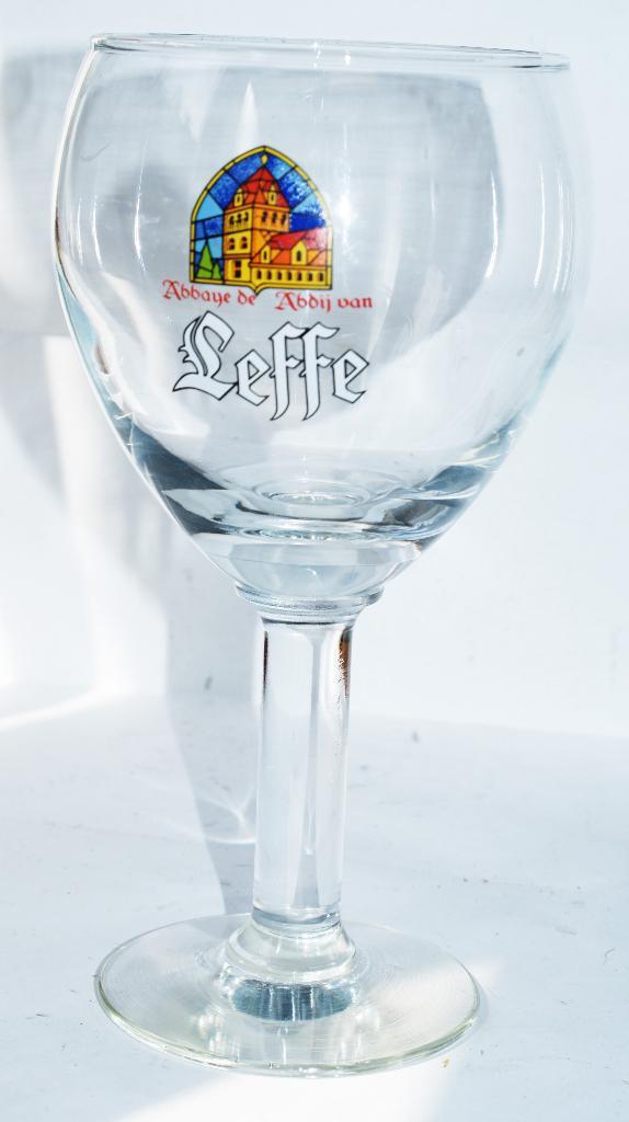 LEFFE - ancien verre calice 33 cl **** collector ****, Verzamelen, Biermerken, Zo goed als nieuw, Glas of Glazen, Leffe, Ophalen of Verzenden