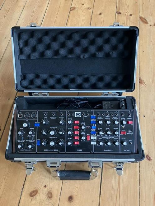 Behringer Model D synth, Musique & Instruments, Synthétiseurs, Comme neuf, Avec valise ou flightcase, Avec connexion MIDI, Enlèvement ou Envoi