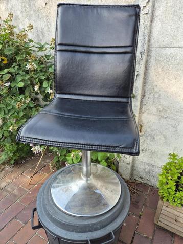 6 Zwarte vintage stoelen met ronde stevige voet te koop beschikbaar voor biedingen