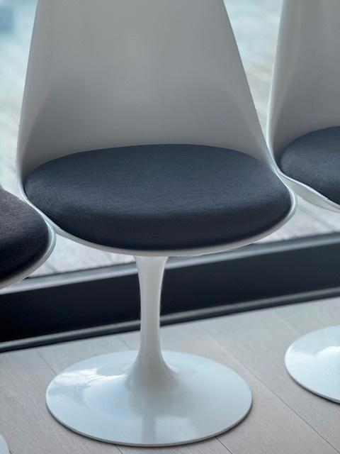 Knoll Saarinen Tulip chair, Maison & Meubles, Chaises, Comme neuf, Cinq, Six Chaises ou plus, Synthétique, Métal, Tissus, Bleu