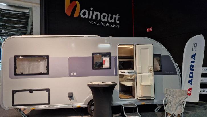 ADRIA ALTEA 502 EN 552 PK GELIMITEERDE EDITIE, Caravans en Kamperen, Caravans, Bedrijf, tot en met 4, Adria, Omvormbare zithoek