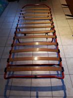 1 plooibed op wieltjes, rood frame , lattenbodem + matras, Huis en Inrichting, Ophalen, Zo goed als nieuw, Eenpersoons, Rood