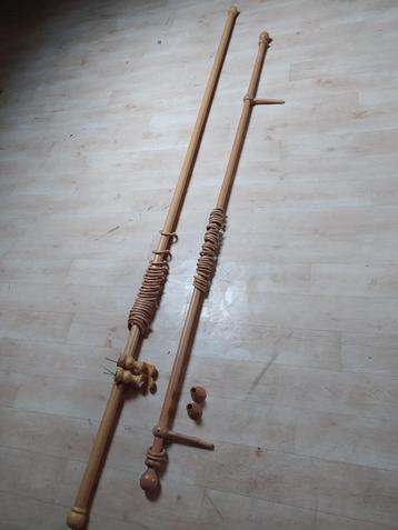 2 houten gordijnroeden + ringen beschikbaar voor biedingen