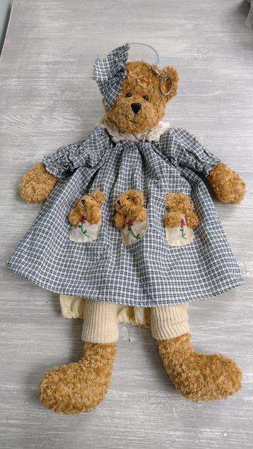 Mooi hangbeertje met zakje voor pyjama. In perfecte staat beschikbaar voor biedingen
