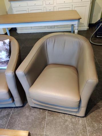 2 lederen fauteuils/clubzetels kleur taupe beschikbaar voor biedingen