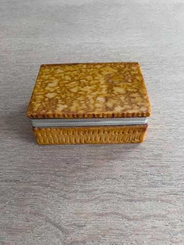 Albasten boxje beschikbaar voor biedingen