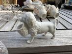 Antiek biscuit porseleinen beeldje hond met mand, Antiek en Kunst, Ophalen of Verzenden