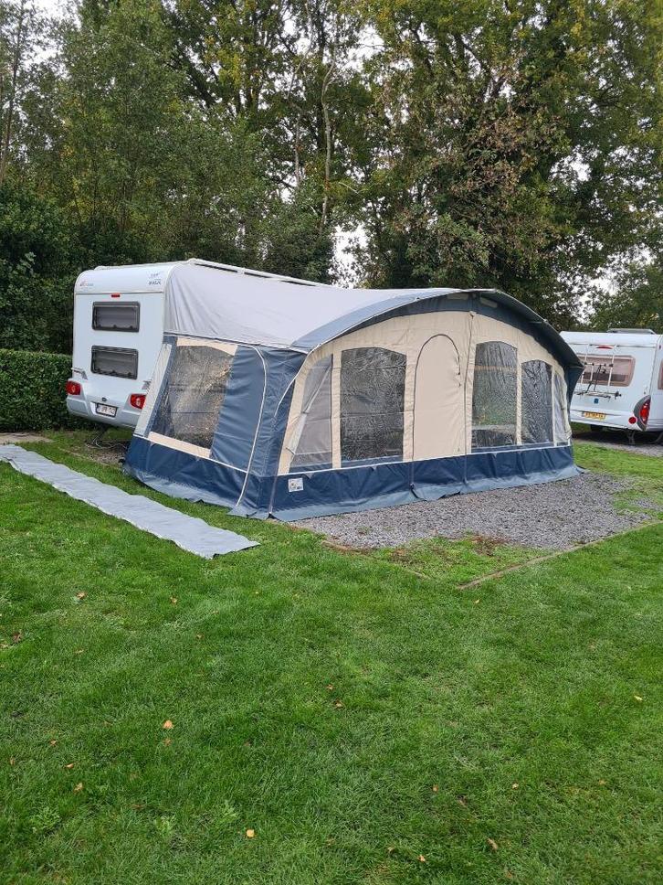 Caravan Wilk, Caravans en Kamperen, Caravans, Particulier, tot en met 6, 1500 - 2000 kg, Treinzit, Wilk, Stapelbed, Vast bed, 8 meter en meer