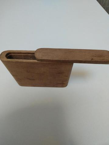 Verzamel item of gebruik. Houten doosje voor sigaretten beschikbaar voor biedingen