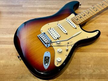 Fender Série américaine 2006 HSS Stratocaster 3 couleurs Sun, Enlèvement ou Envoi, Comme neuf, Solid body, Fender