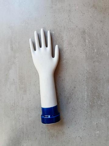 Porseleinen handschoenmal beschikbaar voor biedingen