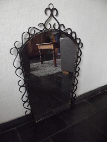 Vintage metalen spiegel beschikbaar voor biedingen