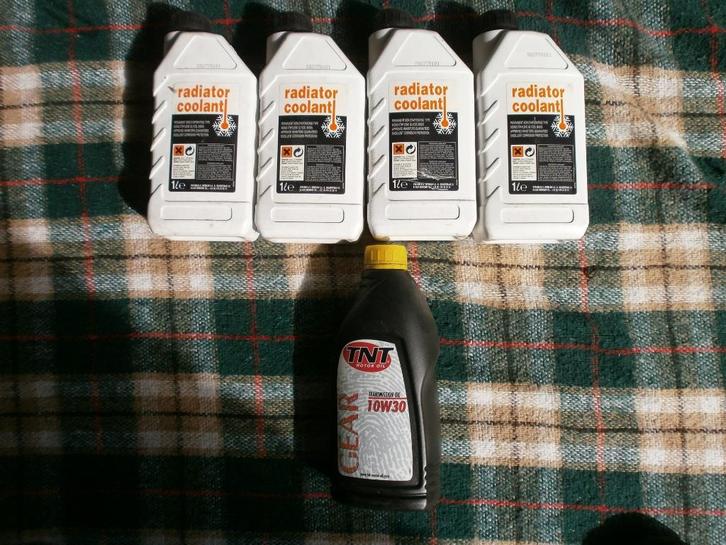 LOT 4L ANTI GEL + 1 L HUILE TRANSMISSION NOUVEAUX, Motoren, Onderdelen | Merk-onafhankelijk, Nieuw, Ophalen of Verzenden