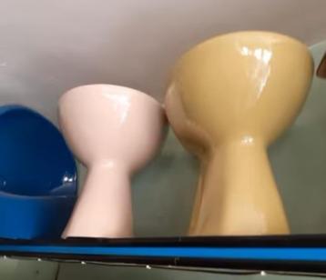 Bidets roze en bruine ongebruikt  beschikbaar voor biedingen