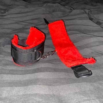 Menotte Velour BDSM beschikbaar voor biedingen
