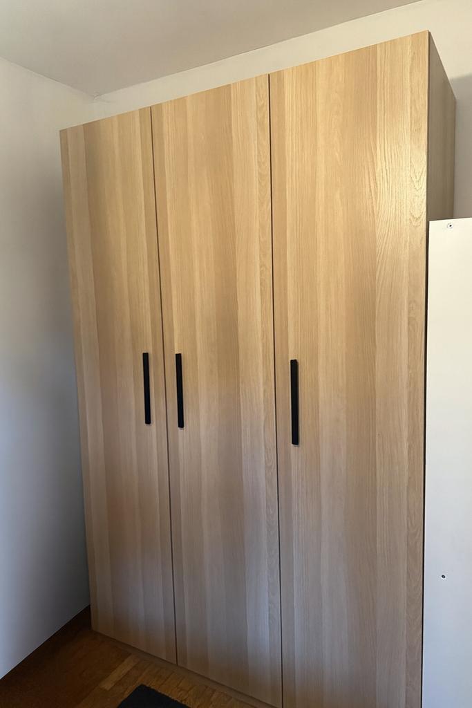 Armoire en bois clair avec poignées noires, Maison & Meubles, Armoires | Penderies & Garde-robes, Utilisé, Enlèvement