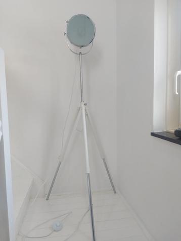 Vloerlamp beschikbaar voor biedingen