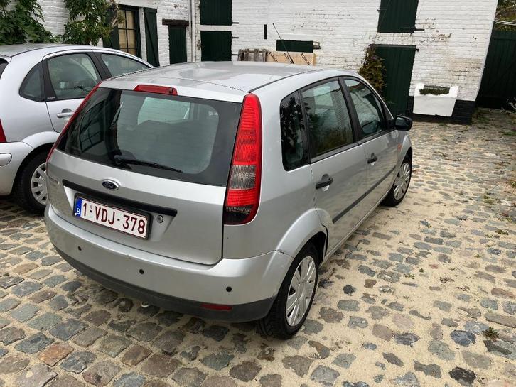 Te koop Ford Fiesta 5-deurs - benzine - 110.000 km - 2005, Auto's, Ford, Particulier, Fiësta, Airbags, Elektrische ramen, Metaalkleur