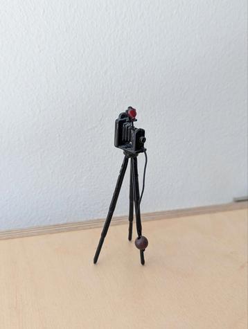 Poppenhuis camera op statief beschikbaar voor biedingen