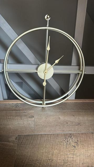 Wandklok beschikbaar voor biedingen