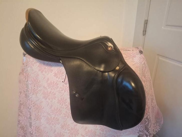 Prestige springzadel met flair 17", Dieren en Toebehoren, Paarden en Pony's | Zadels, Zo goed als nieuw, Springen, Verzenden