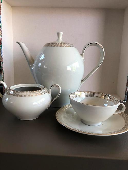 Fijn servies in porselein met gouden Art Deco motief-8 pers+, Antiquités & Art, Antiquités | Services (vaisselle) complet, Enlèvement ou Envoi