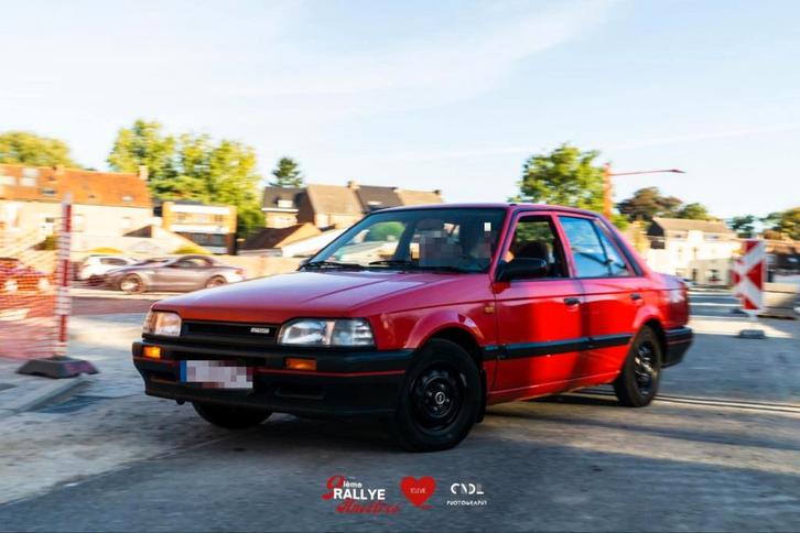 MAZDA 323 berline, Auto's, Mazda, Particulier, Benzine, Berline, 5 deurs, Handgeschakeld, Rood, Grijs, Voorwielaandrijving, Ophalen