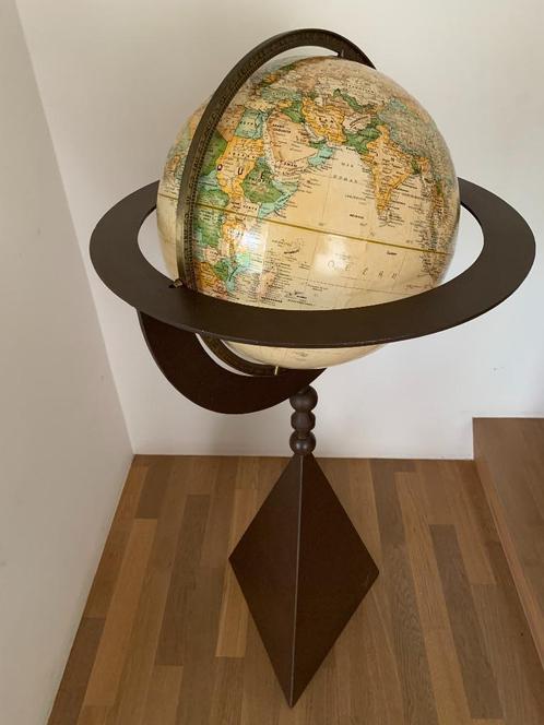 Repousser le globe sur la base, Maison & Meubles, Accessoires pour la Maison | Globes, Comme neuf, Enlèvement