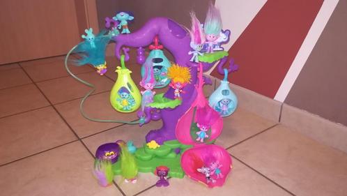 L'arbre à Trolls + 15 figurines- hasbro - Dreamworks, Kinderen en Baby's, Speelgoed | Actiefiguren, Gebruikt, Ophalen of Verzenden