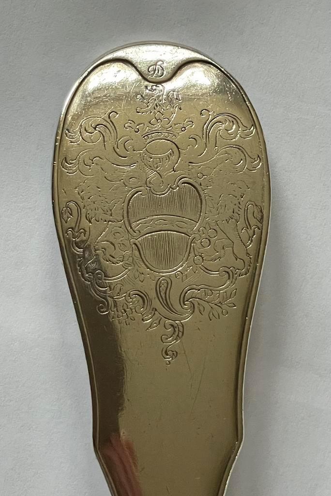 Midden XVIIIe zware zilveren soeplepel met uitgewerkt schild, Antiek en Kunst, Antiek | Bestek, Verzenden