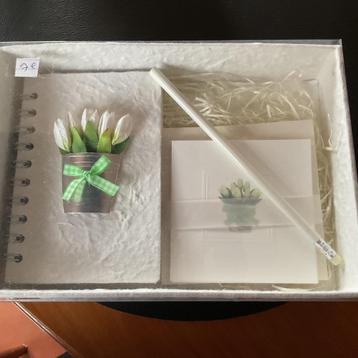 Prachtige doos,geparfumeerde kaartjes,envelopp, notitieboek. beschikbaar voor biedingen