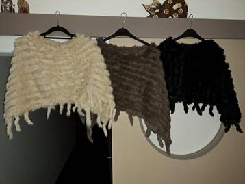 Korte poncho in namaak konijn beschikbaar voor biedingen