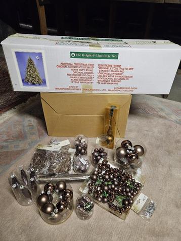 Kerstboom 150cm met bijhorende mat/glanzende decoratie beschikbaar voor biedingen