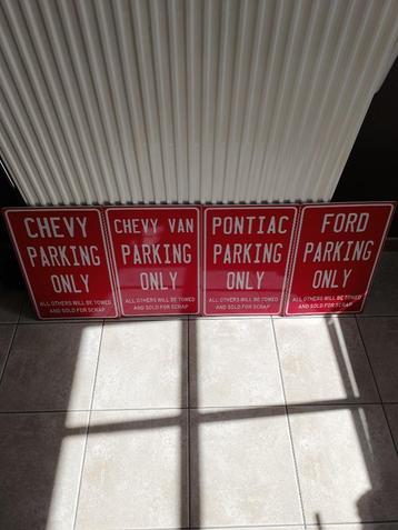 4 mooie kunststof Borden Parking Only in nieuwstaat beschikbaar voor biedingen