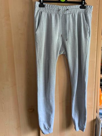 Grijze joggingbroek heren beschikbaar voor biedingen