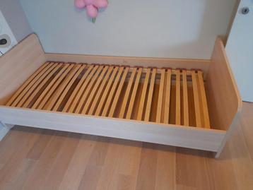 2 x eenpersoonsbed / babybed + 1 nachtkastje beschikbaar voor biedingen