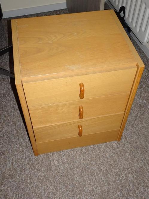 Stevig nachtkastje., Huis en Inrichting, Slaapkamer | Nachtkastjes, Gebruikt, 55 tot 70 cm, 45 tot 65 cm, Hout, Ophalen