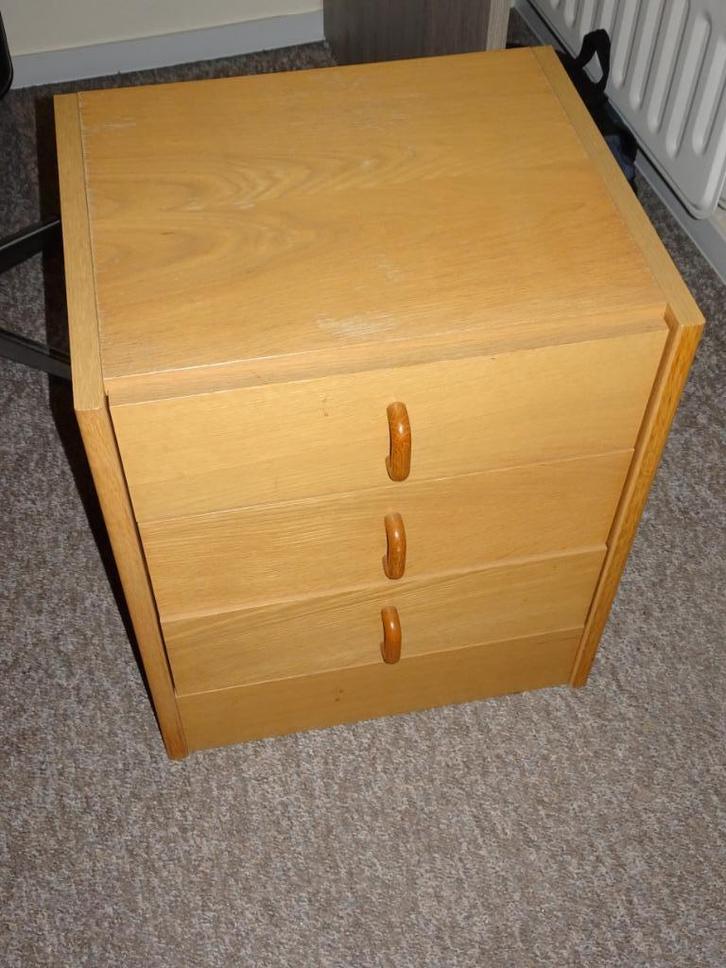 Stevig nachtkastje., Huis en Inrichting, Slaapkamer | Nachtkastjes, Gebruikt, 55 tot 70 cm, 45 tot 65 cm, Hout, Ophalen