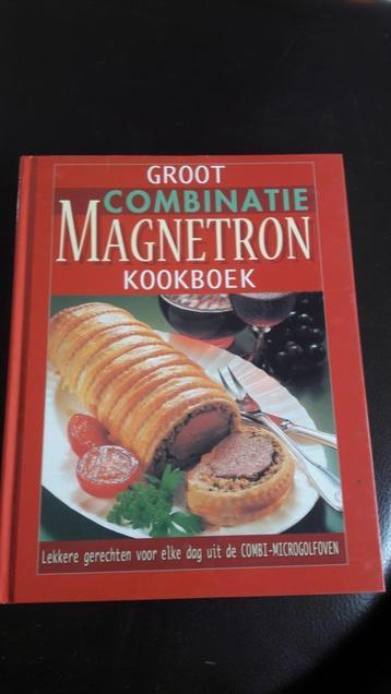 Kookboek “Groot Combinatie Magnetron Kookboek”.
